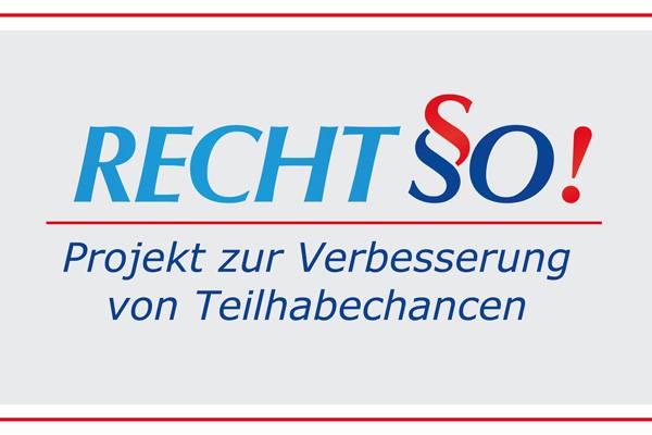 Quelle: Norbert Gatz, Diakonisches Werk Emmendingen, Norbert Gatz Bildleiste des Projekts RECHTSO! zur Verbesserung von Teilhabechancen, mit Logo, einem Bild mit Würfel, die mit Symbolen von Gerechtigkeit und Ausgleich bedruckt sind, sowie einem Rundstempel "Bundesteilhabegesetz" und 2 stehenden Paragraphen-Symbolen