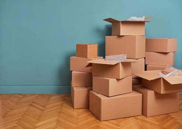 Quelle: goir – istockphoto.com, istockphoto.com, goir, iStock: #1333151142 Leere Umzugskartons in eine frisch renovierten leeren Zimmer