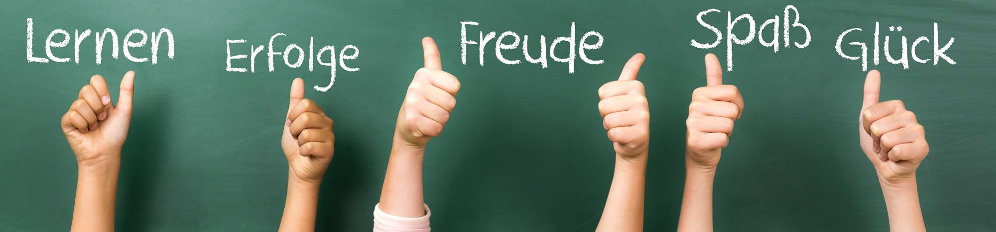 Quelle: pictworks - Adobe Stock, Adobe Stock, pictworks, # 153349826 Kinderhände schreiben mit Kreide Befriffe an eine grüne Tafel: Lernen, Erfolge, Freude, Spaß, Glück