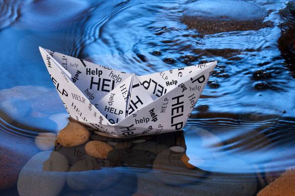 Quelle: © Cammeraydave | Dreamstime.com, Dreamstime.com, © Cammeraydave ein aus Papier gefaltetes Schiffchen treibt auf dem Wasser eines Flusses