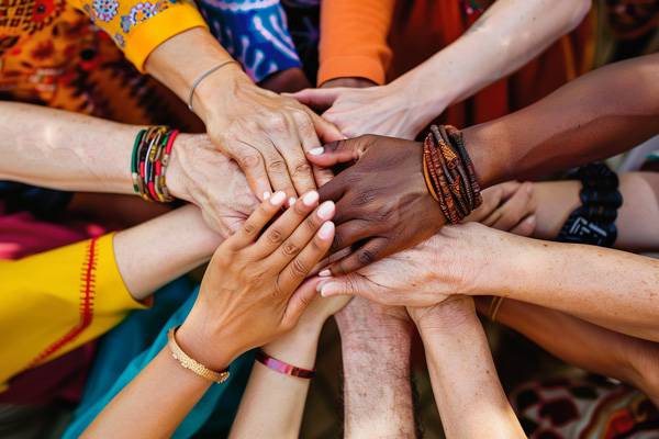 Quelle: Jezper - Adobe Stock, Adobe Stock, Jezper, 763295448 all-hands-together-united-diversity-or-multi-cultural-partnership-in-a-group, Menschen unterschiedlichster Hautfarbe geben sich die Hand
